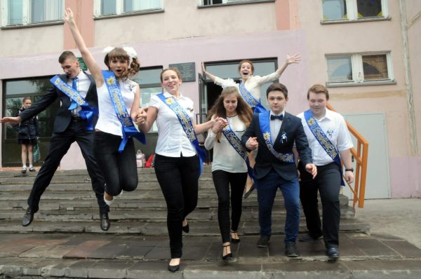 Отказаться от пиджака и купить второе платье: советы от организатора выпускных